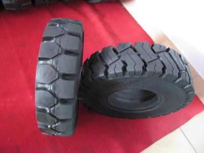 汽車輪胎有爆胎出事故的危險(xiǎn),為何不做成實(shí)心的呢